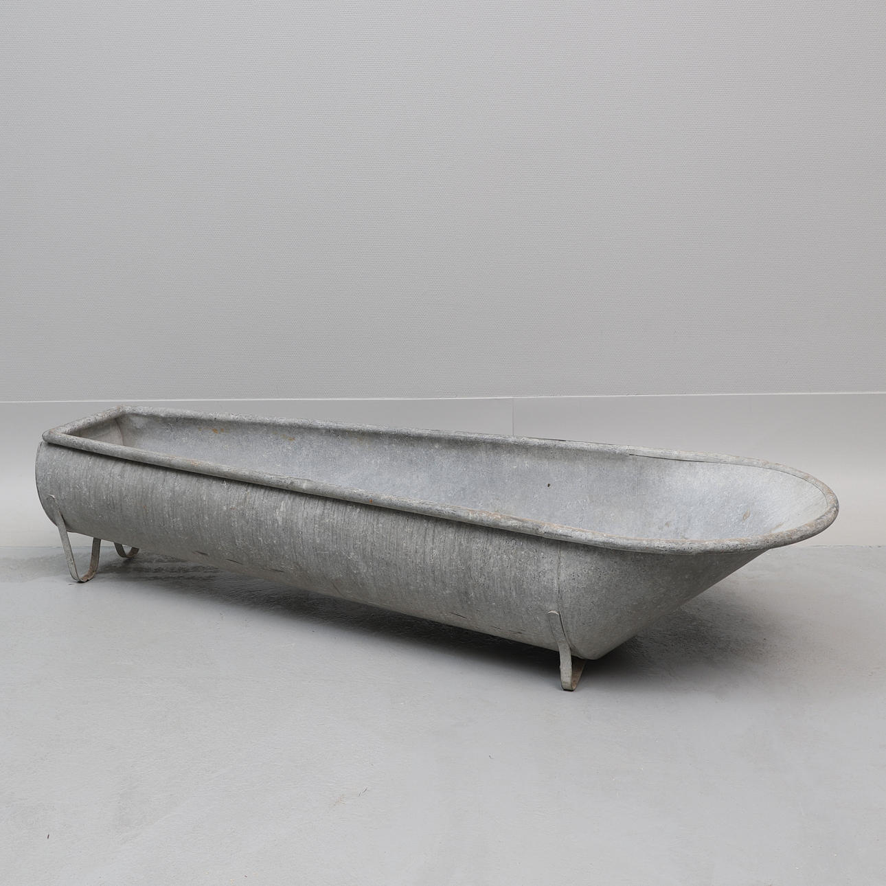 BATHTUB, zinc.