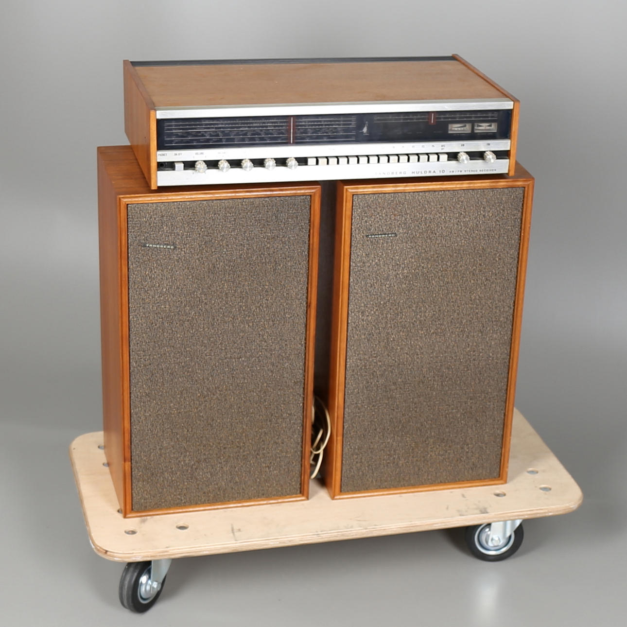 PARTI ELEKTRONIK. 3 delar. Förstärkare, ett par högtalare. Tandberg, Norge. 1970-tal.