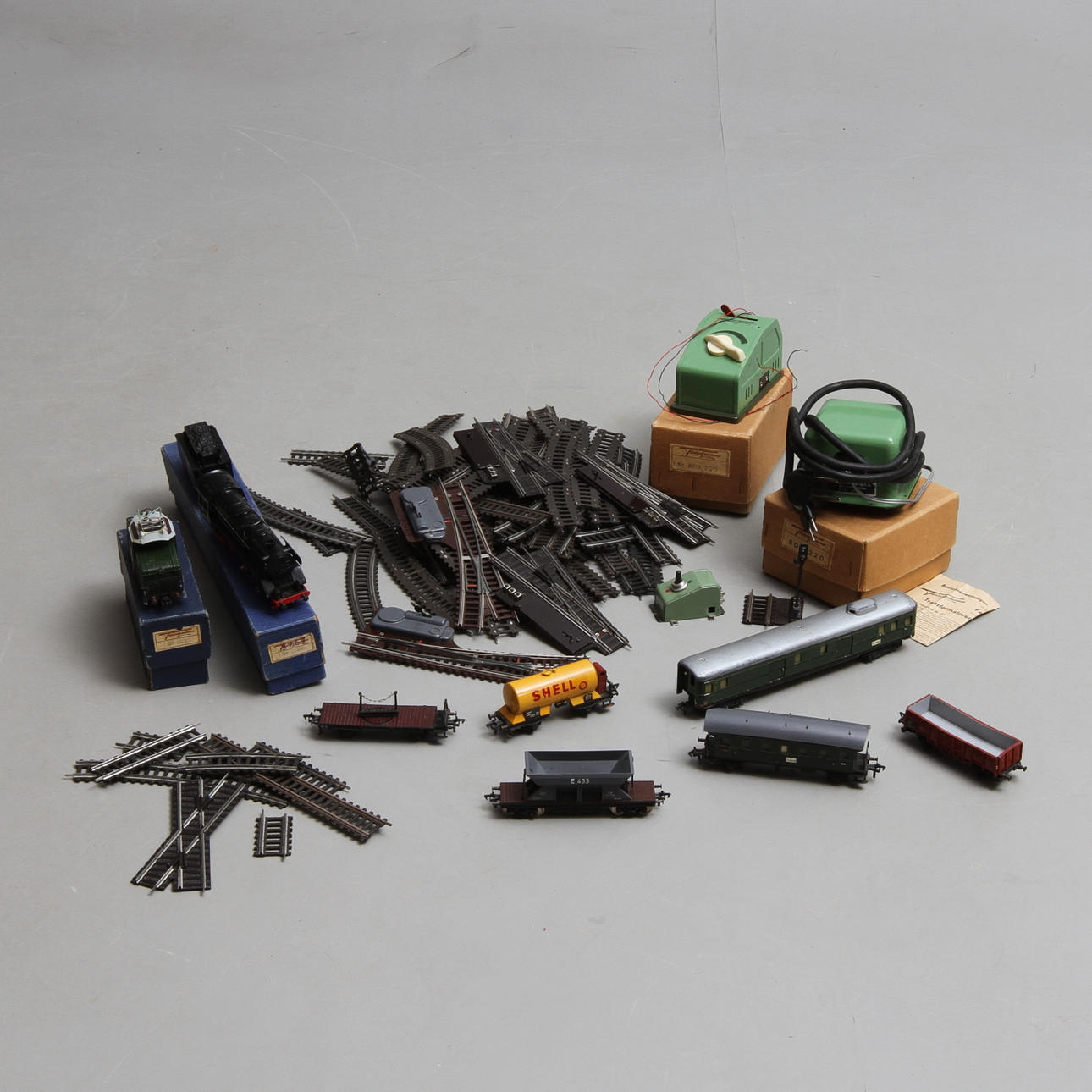 MODELLTÅG FLEISCHMANN ånglok 1360 och växellok 1330, båda i originalkartong. 2 personvagnar och 4 godsvagnar med mera.