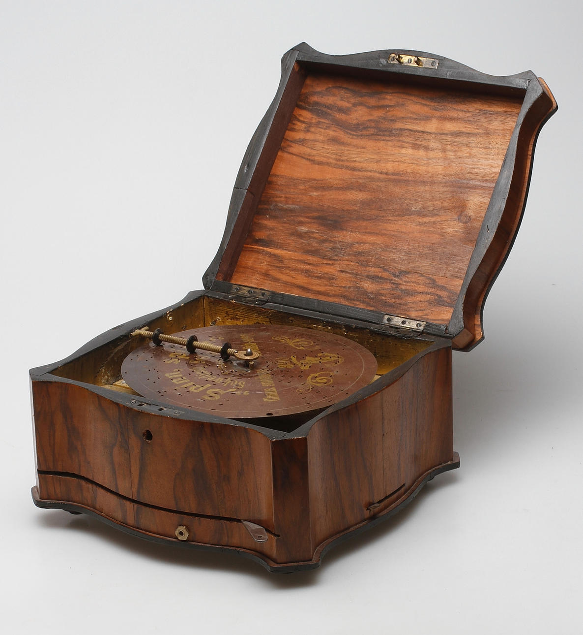 SPELDOSA med musikplattor, sent 1800-tal.