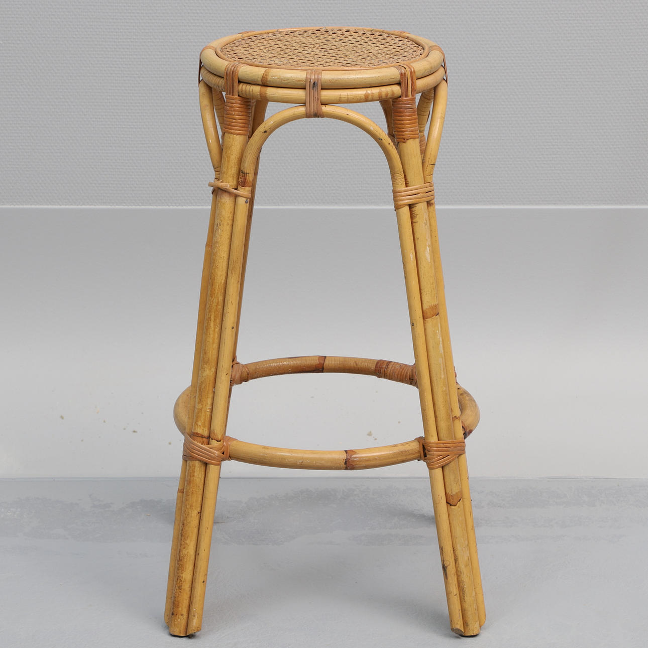 PIEDESTAL, bambu/rotting.