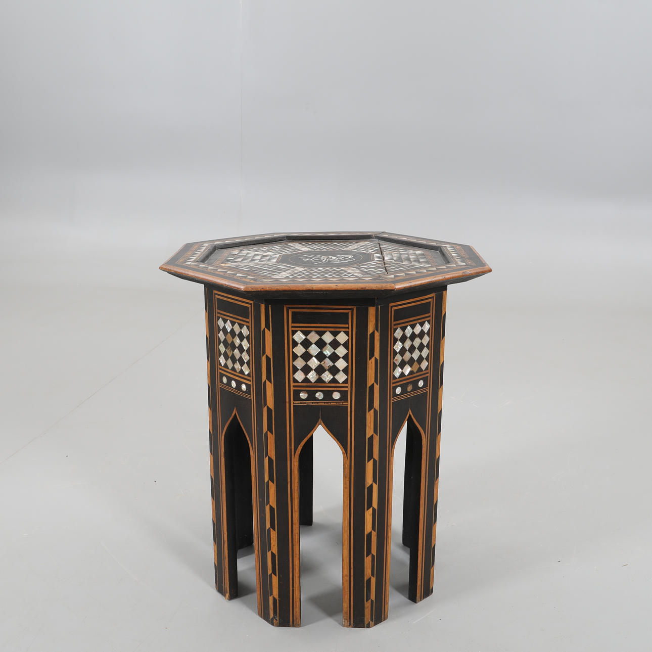 RÖKBORD, orientaliskt.