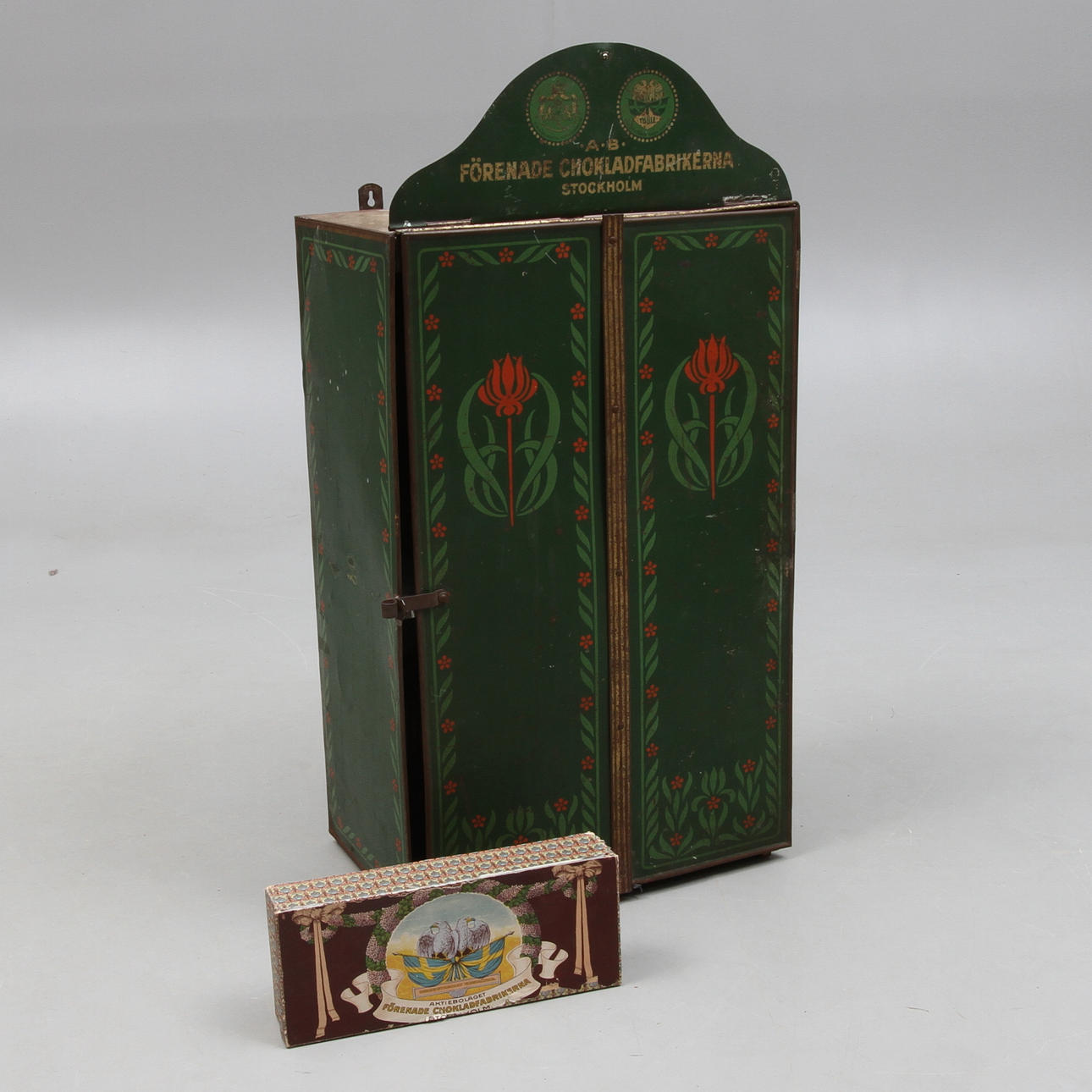 SKÅP samt LÅDA, litograferad plåt samt papper. jugend, "AB Förenade Chokladfabrikerna, Stockholm, tidigt 1900-tal.