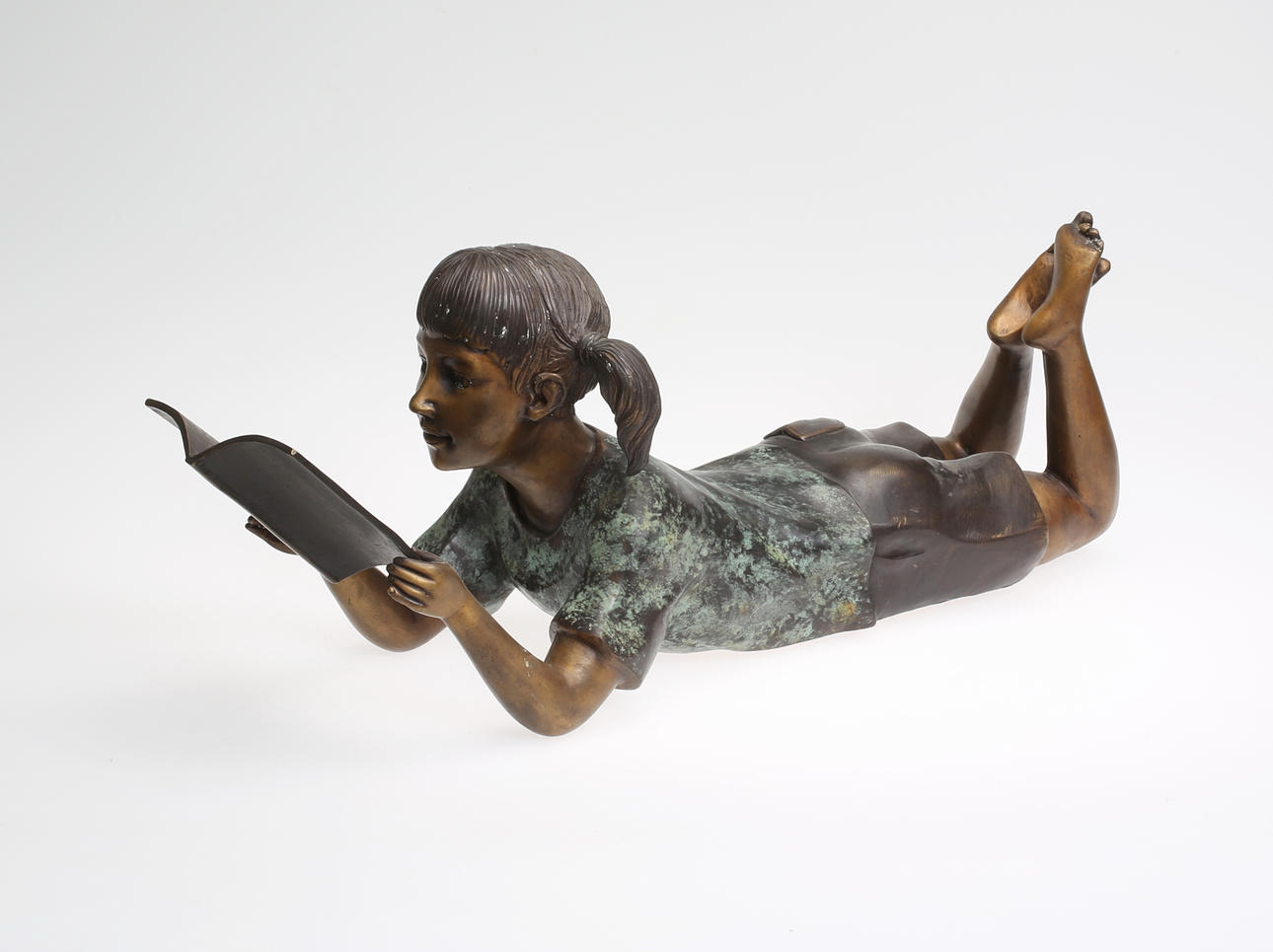 BRONSSKULPTUR, Läsande flicka.