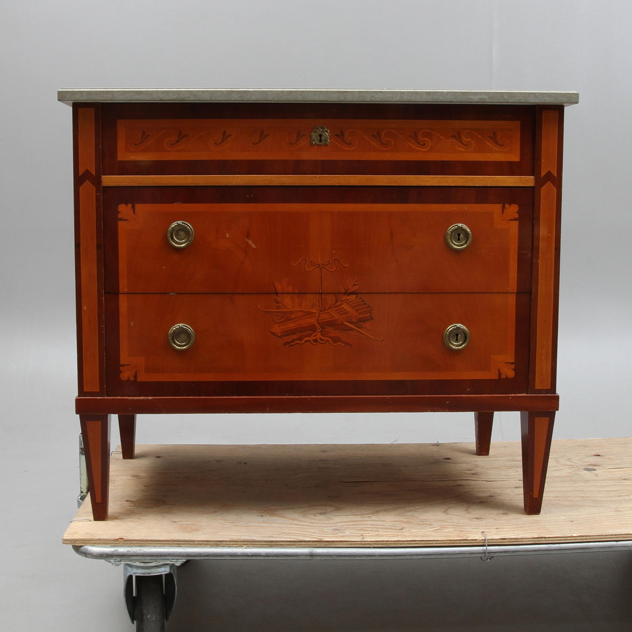 BYRÅ med stenskiva, gustaviansk stil, 1900-tal.