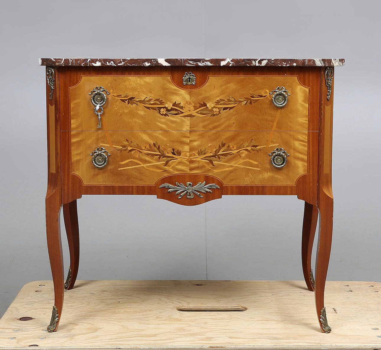 BYRÅ, sk Haupt-stil, Reiners, Mjölby, 1900-talets mitt.