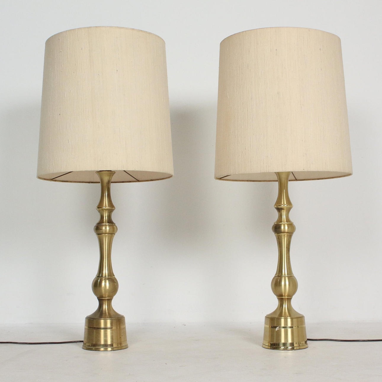 par stora bordslampor.