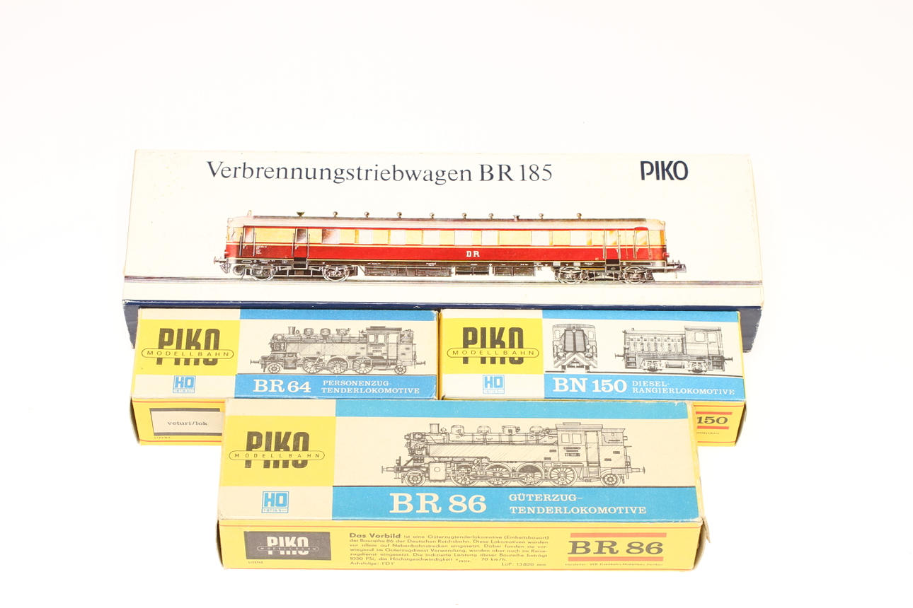 PIKO 4 lok i originalkartonger,BR 86, BR 64, BR 185 samt BN 150 (svensk variant) i originalkartonger.
