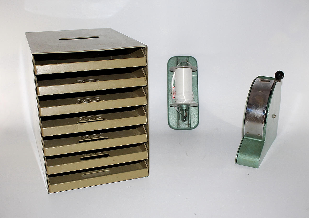 BUTIKSMØBLER, 3 dele, metal.