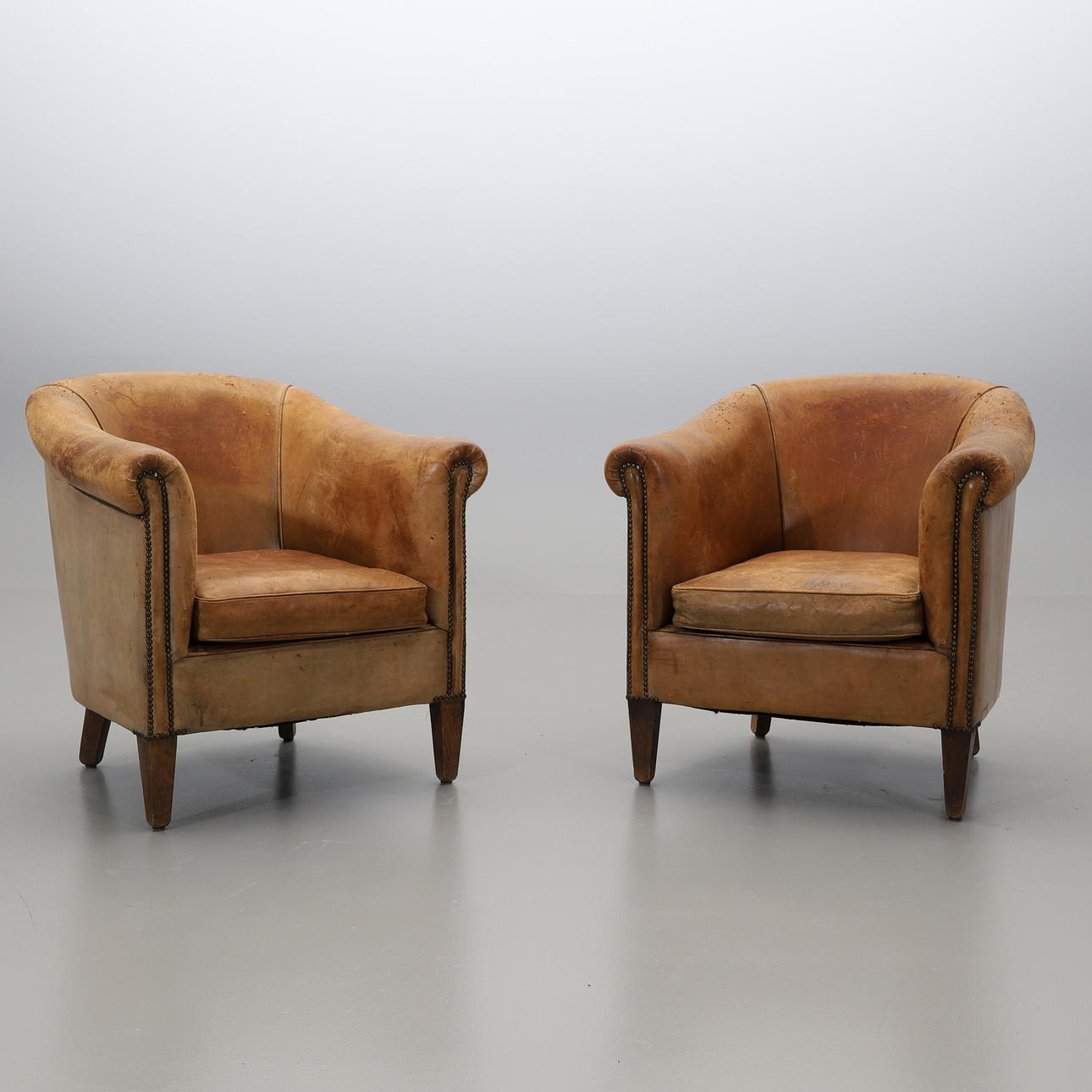 CLUBFÅTÖLJER, ett par, 1900-talets andra hälft.