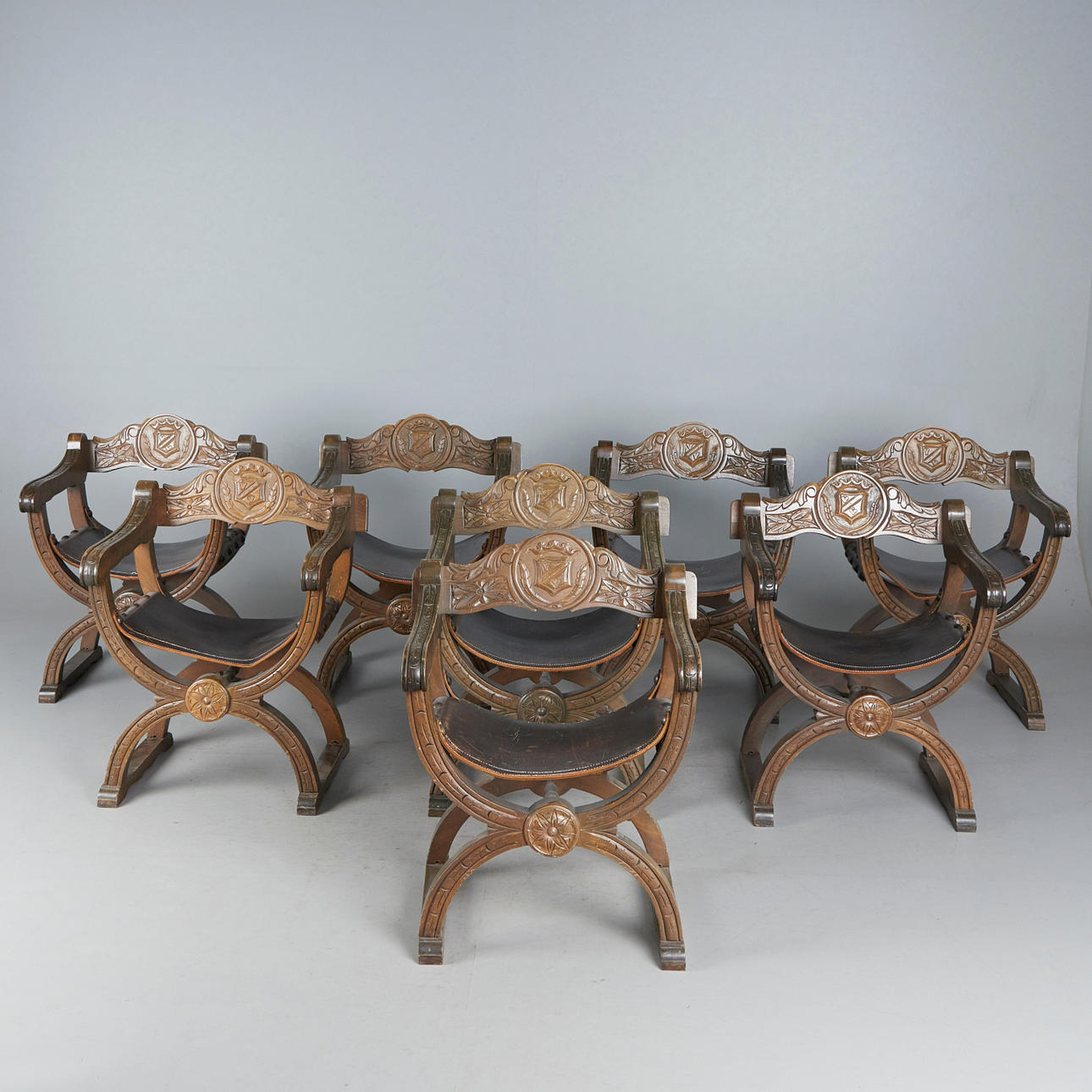 Acht Scherenstühle / X-Stühle, Holz, Leder (8).