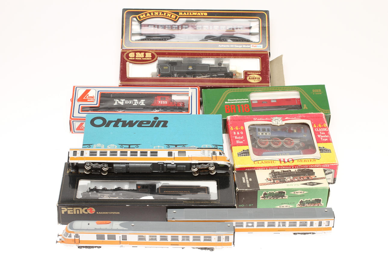 MODELLTÅG cirka 10 delar, olika fabrikat delvis i originalkartonger.