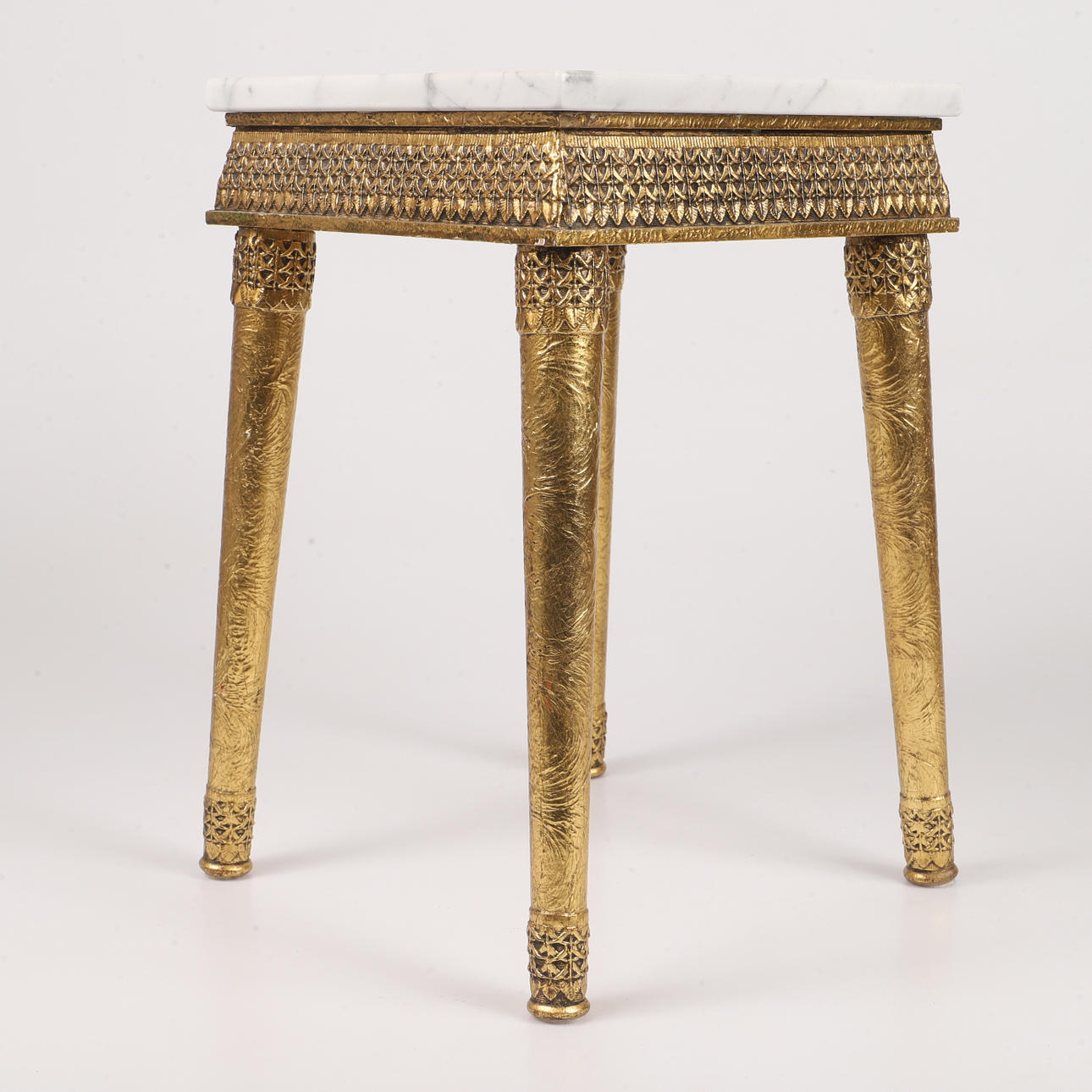 BLOMPALL, förgyllt trä med marmorskiva.