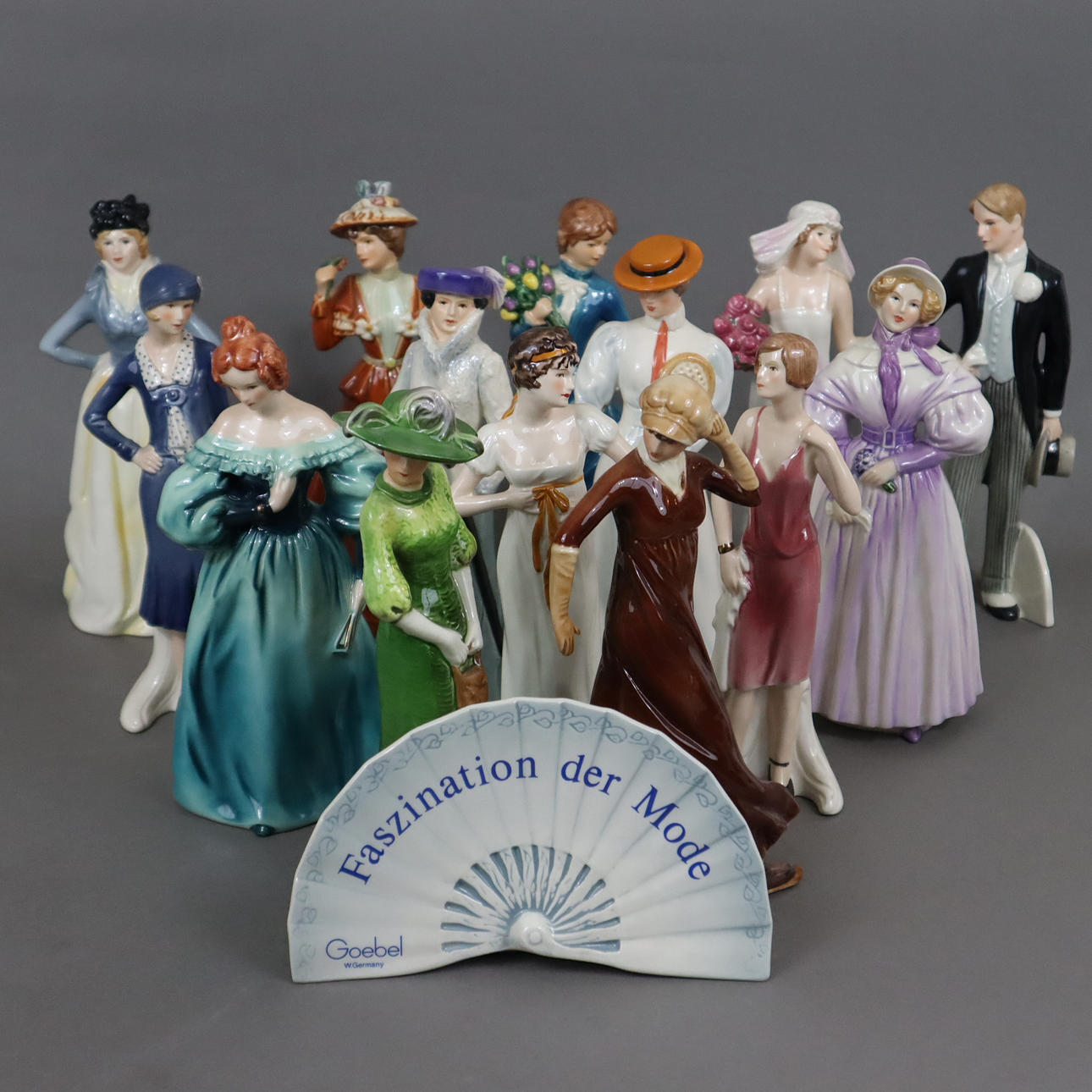 GOEBEL 14 Mode-Figuren & 1 Werbeaufsteller.