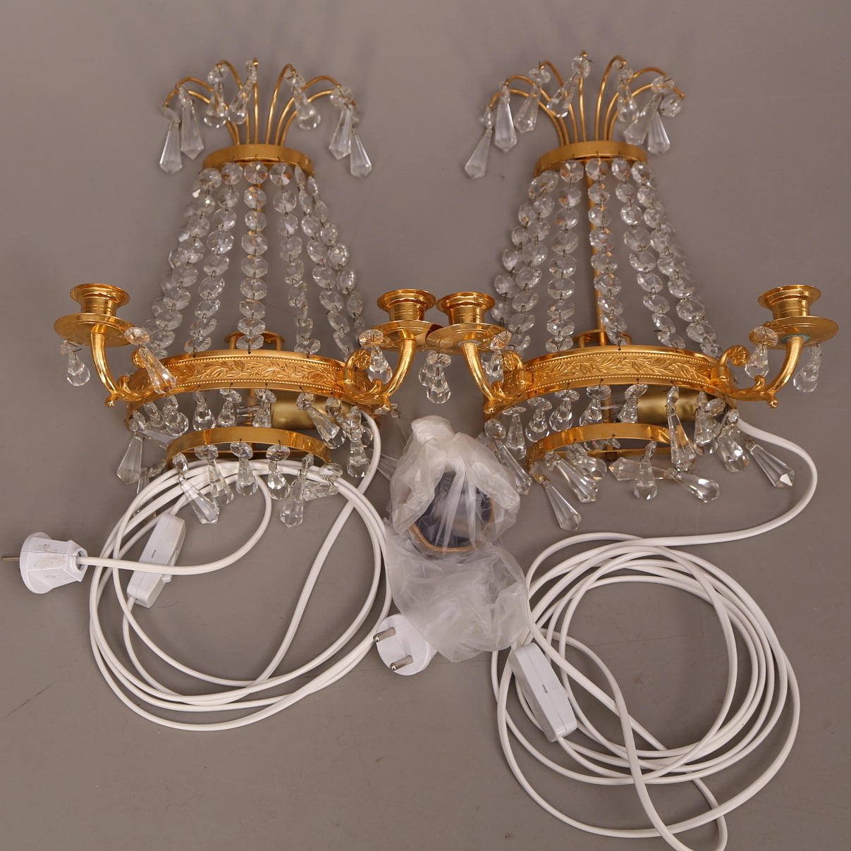 VÄGGARMATURER/LYSTRAR, ett par, förgyllda, två ljushållare.