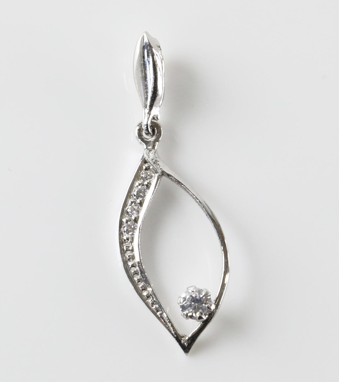 HÄNGE, vitguld 18K, diamanter.