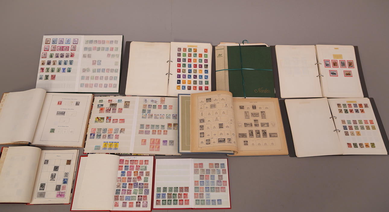 FRIMÄRKSALBUM, 11 st, utländska frimärken.