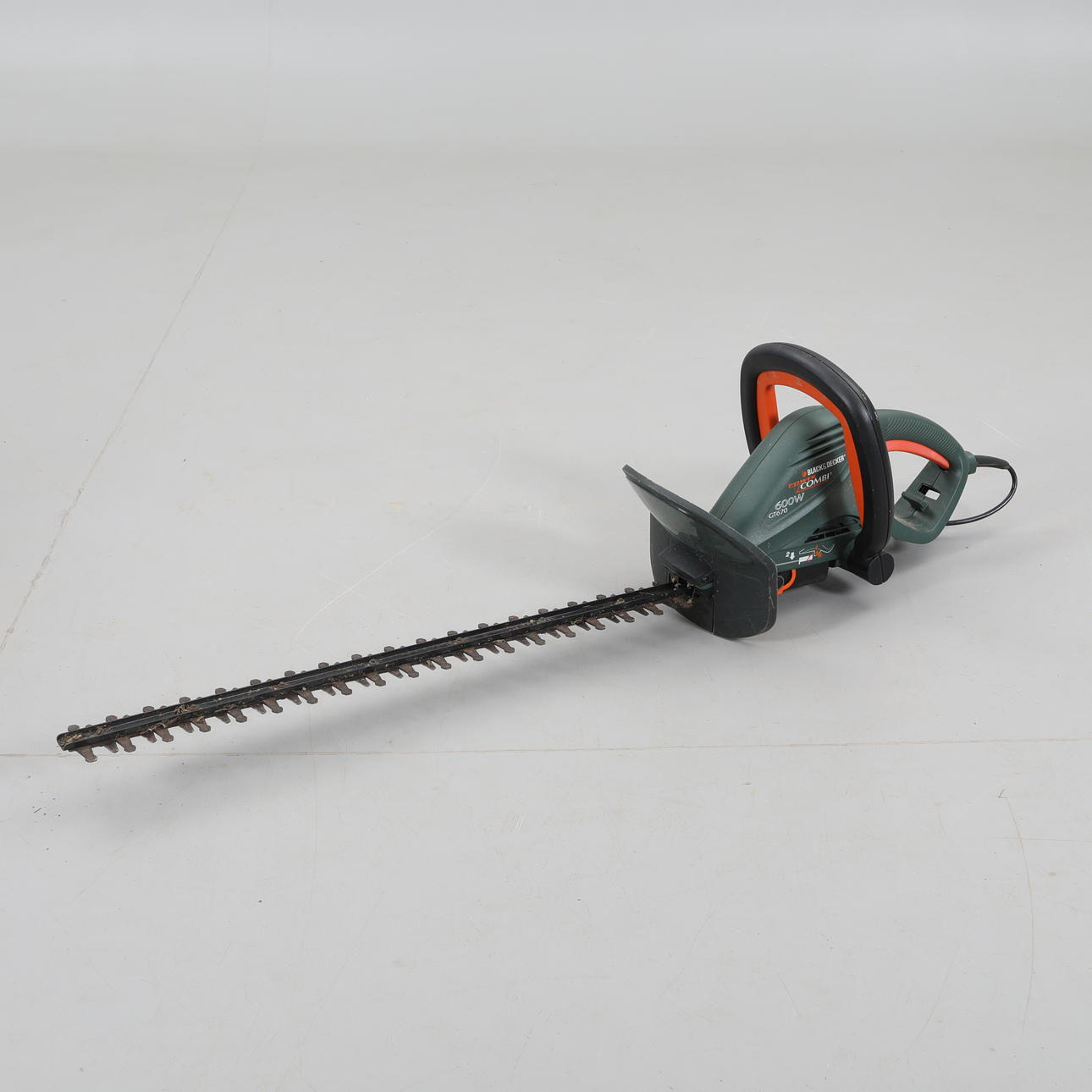 HEDGE SHEARS, "black & decker", GT 670.