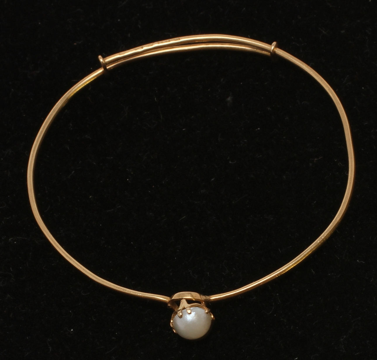 ARMBAND, 18K guld med infattad pärla, otydliga svenska stämplar.