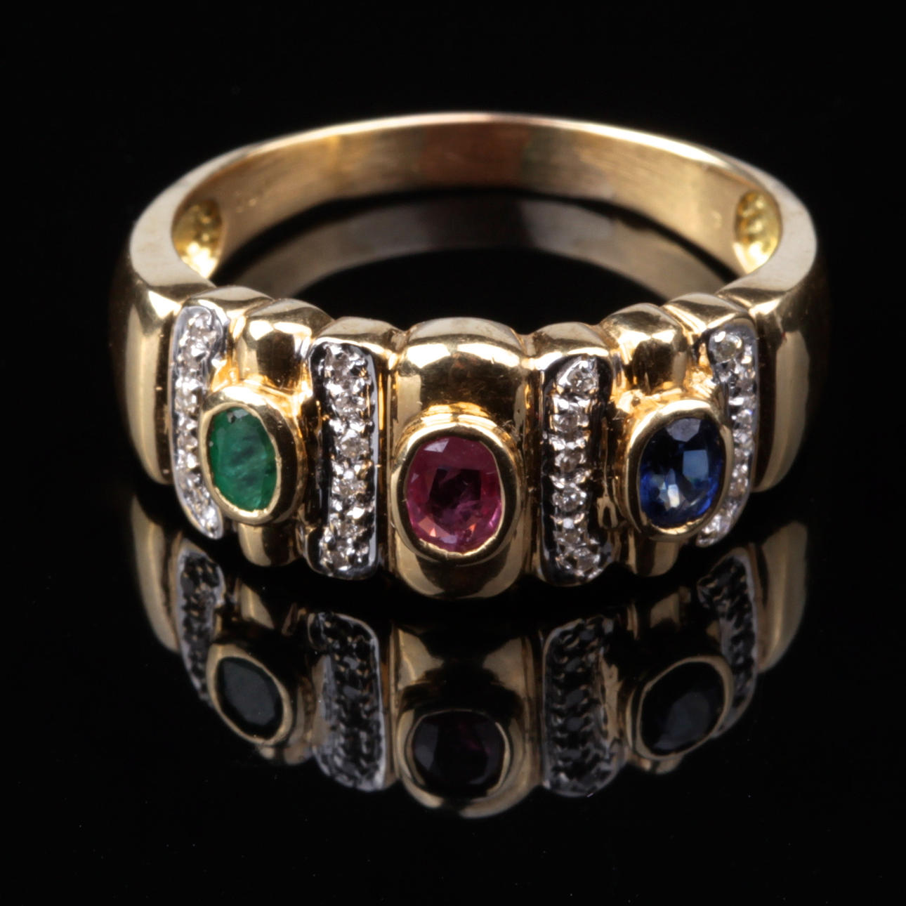 RING, med briljanter samt grön, färgade stenar, 18k guld, vikt ca 4,76 gram.