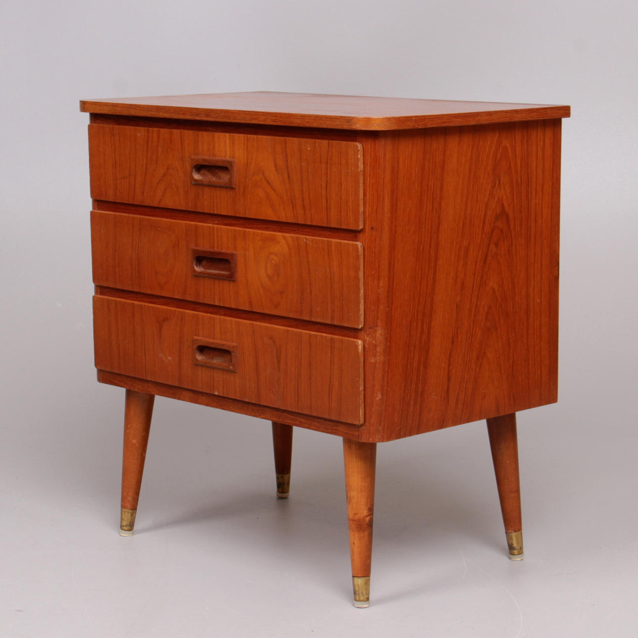 BYRÅ, med tre lådor, teak, 1950/60-tal.