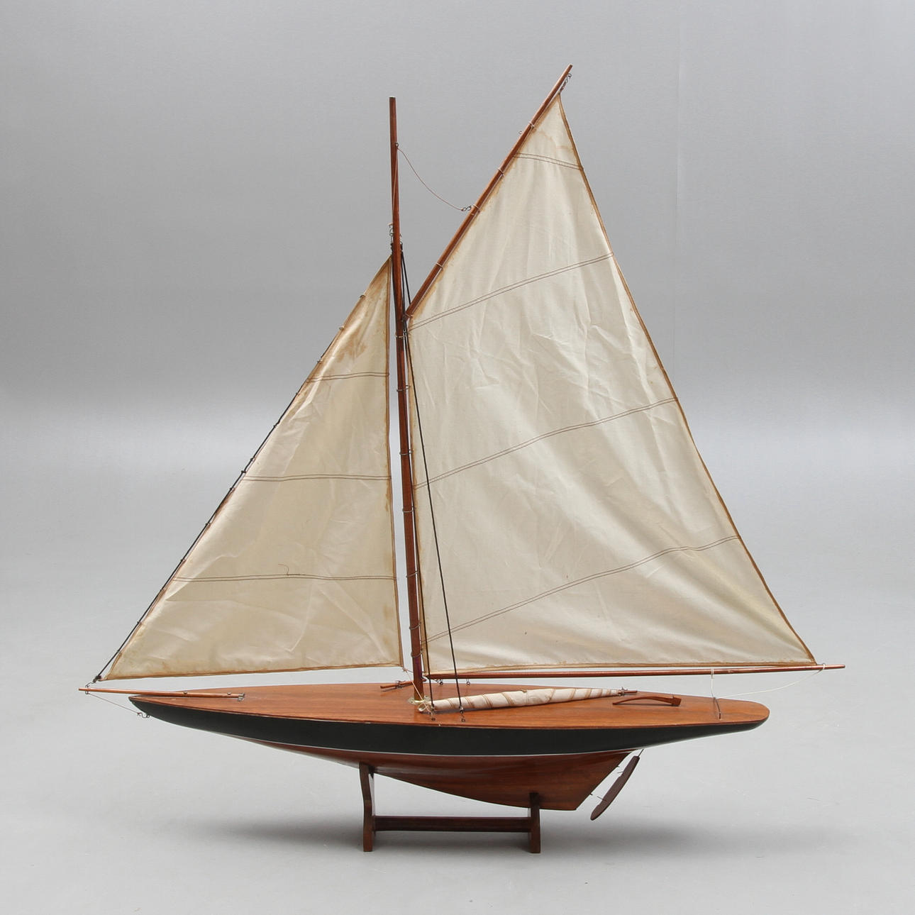 SEGELBÅTSMODELL, trä, 1900-tal.