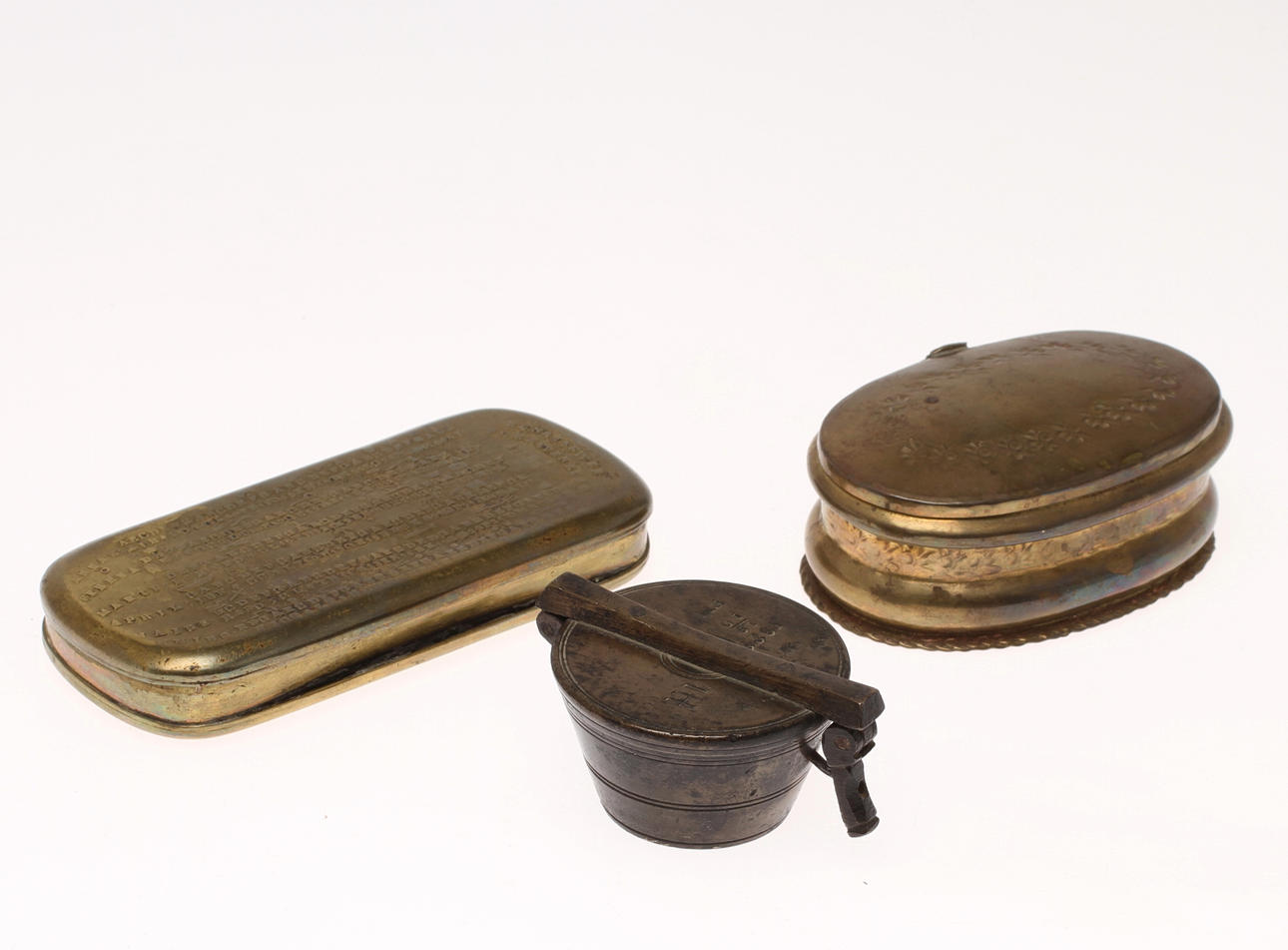 DOSOR, 2 st samt VIKTSATSDOSA, mässing, 1700/1800-tal.