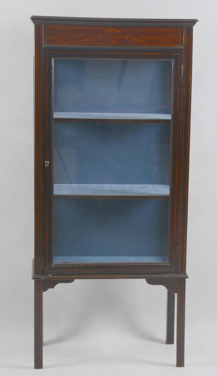 VITRINSKÅP ENGELSK STIL.