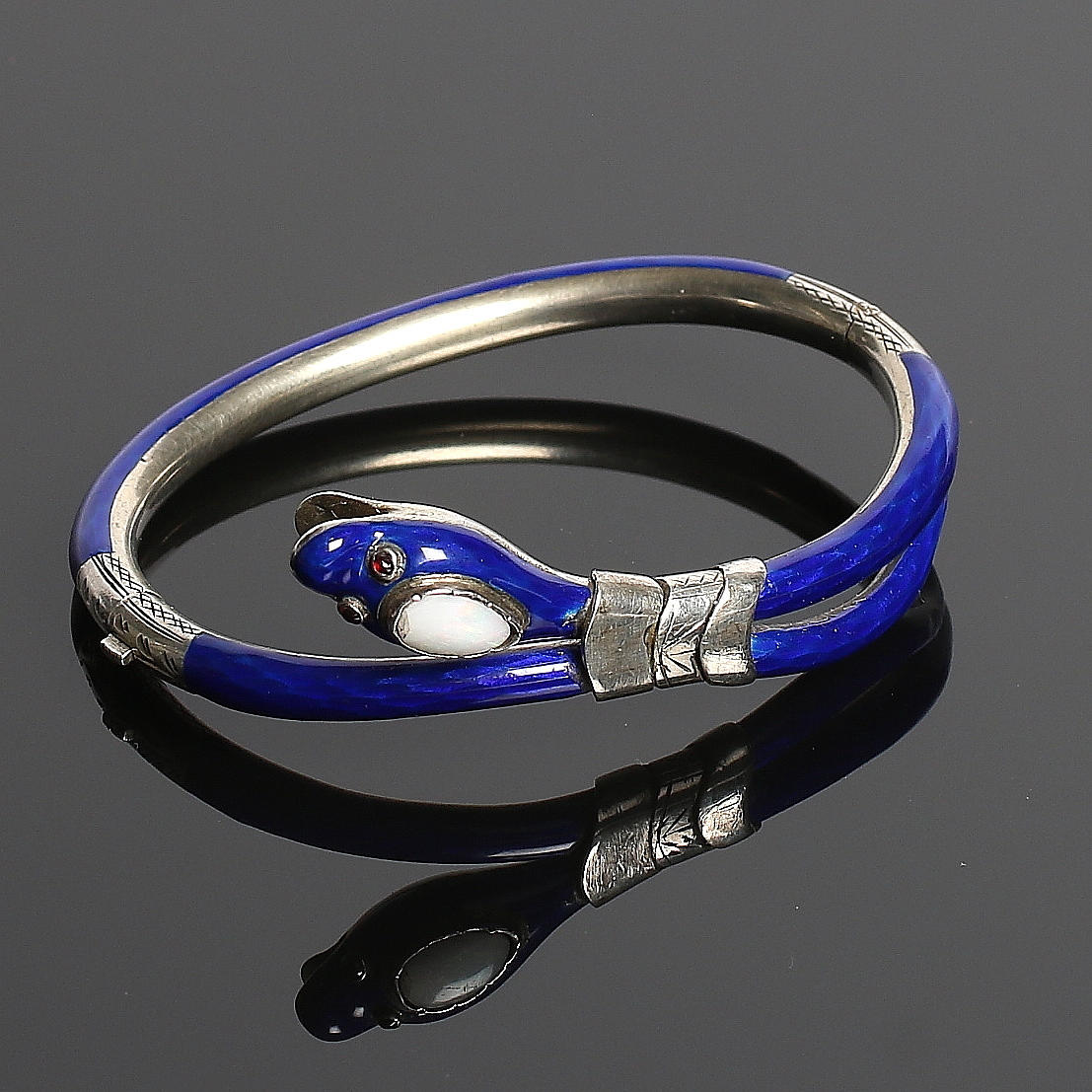 ARMBAND, silver, emalj samt vit opal och granater, 1900-tal, stämplad.