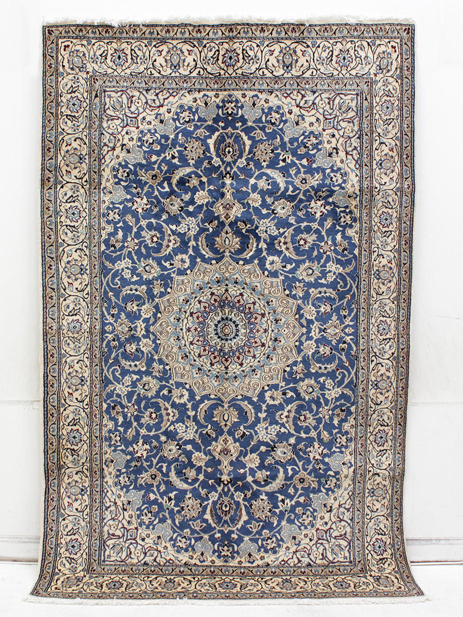 MATTA, Orientalisk, Nain med silkesinslag, 250 x 152 cm.