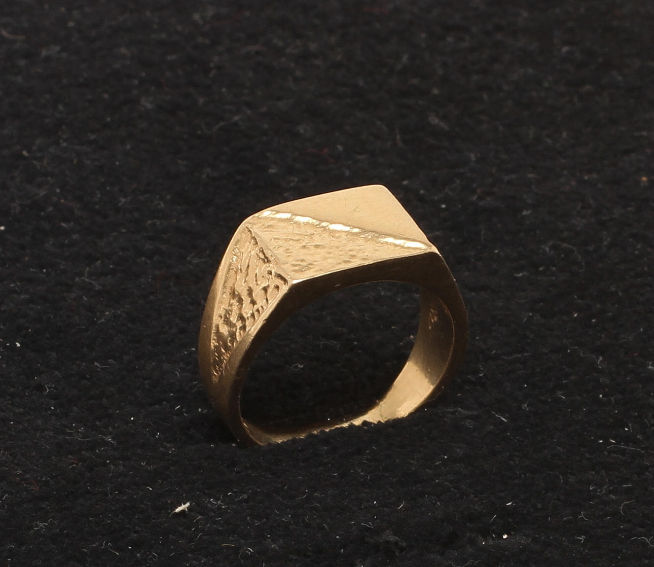 RING, 18k guld, vikt 7,8 gram.