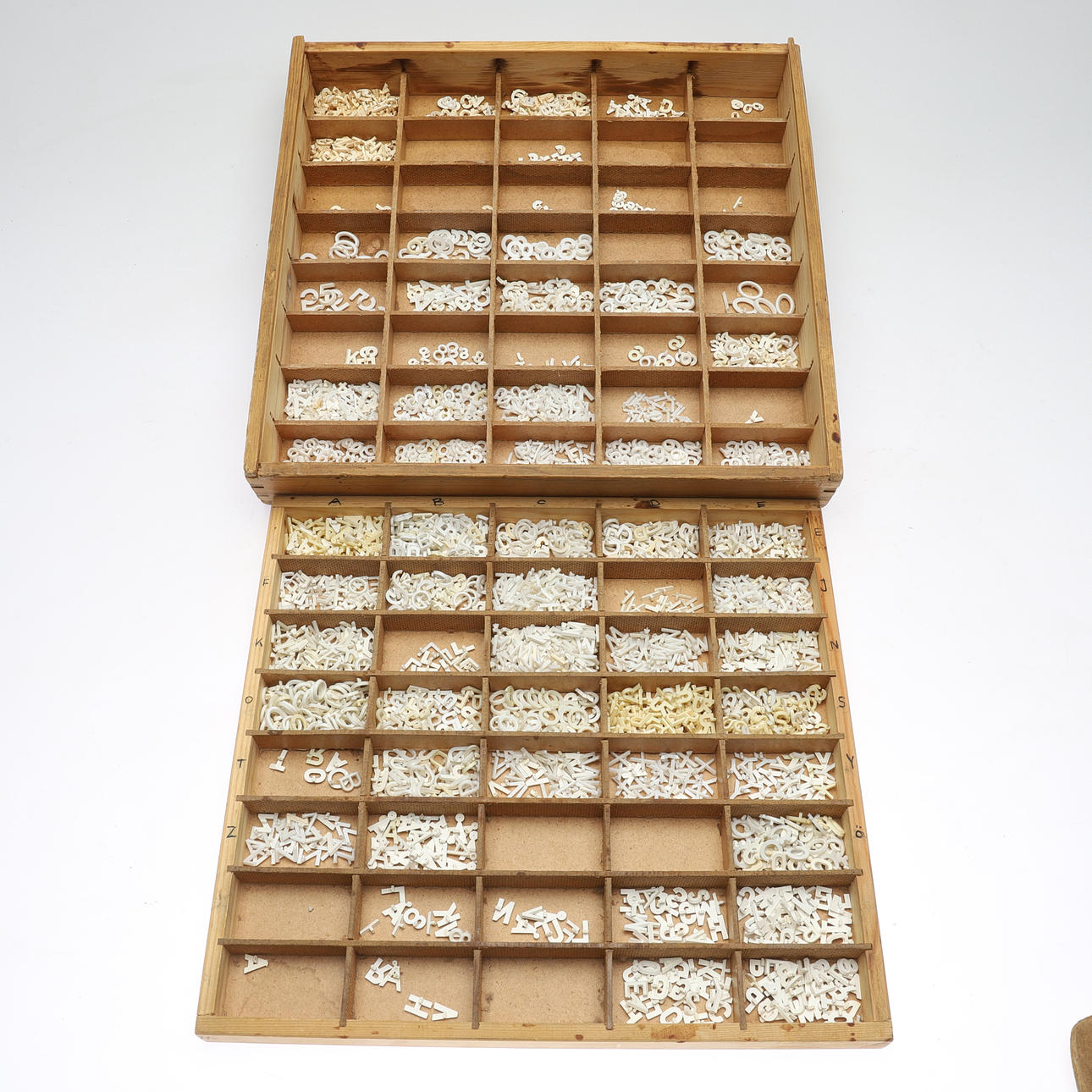 BOKSTÄVER, för trappregister, omkring 1900-talets mitt.