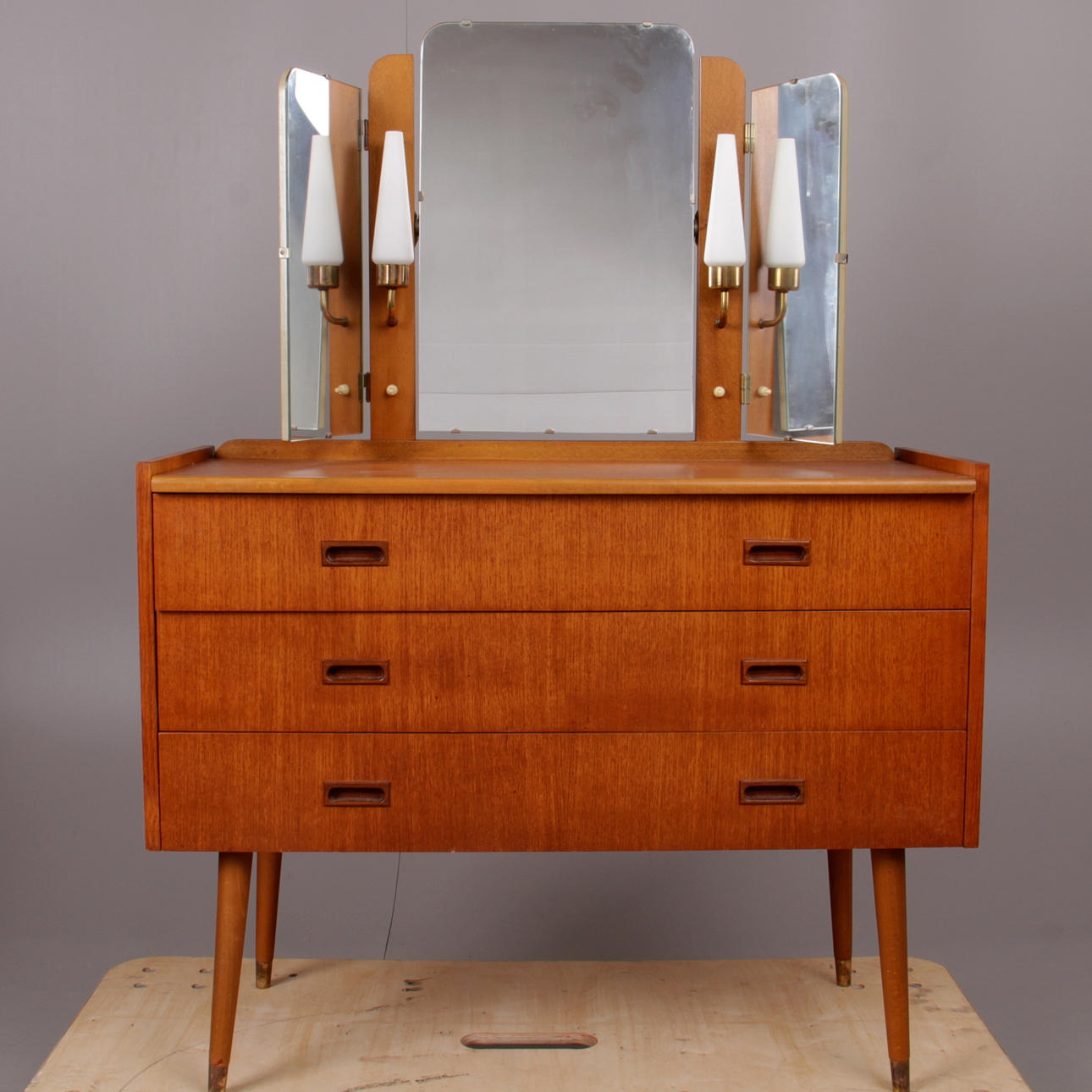 SMINKBORD, teak, med spegel och belysning, 1900-talets mitt.