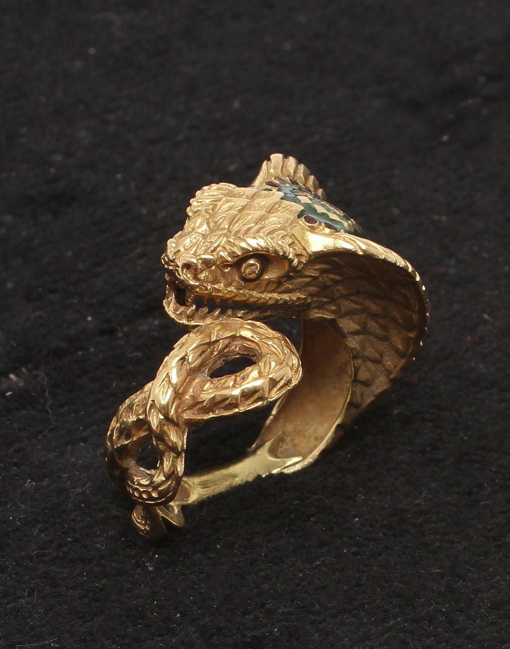 RING i form av orm, 18k guld, vikt 11,3 gram.