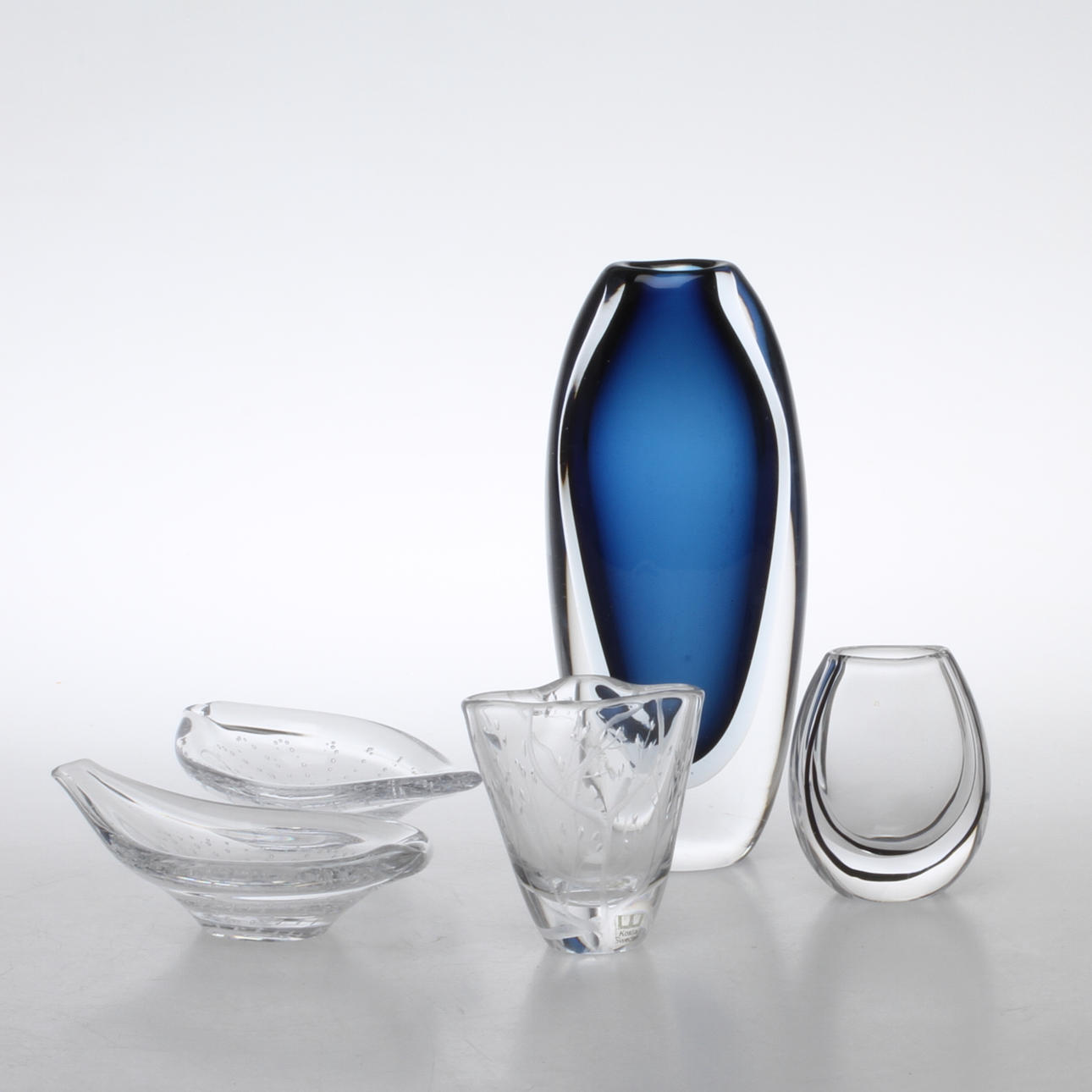 VASER samt SKÅLAR, 5 st, glas, Vicke Lindstrand, Kosta, 1900-tal.