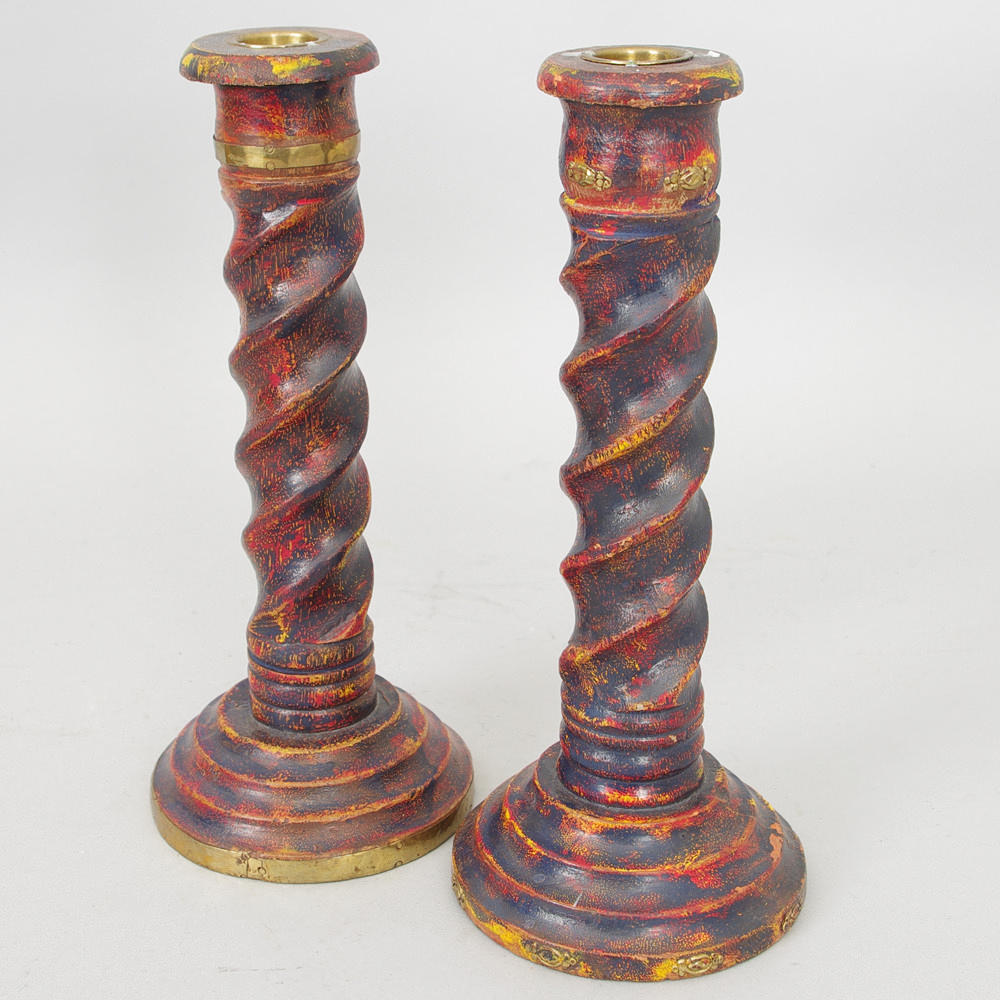 LJUSSTAKAR, 2 stycken snarlika, trä/mässing, barockstil.