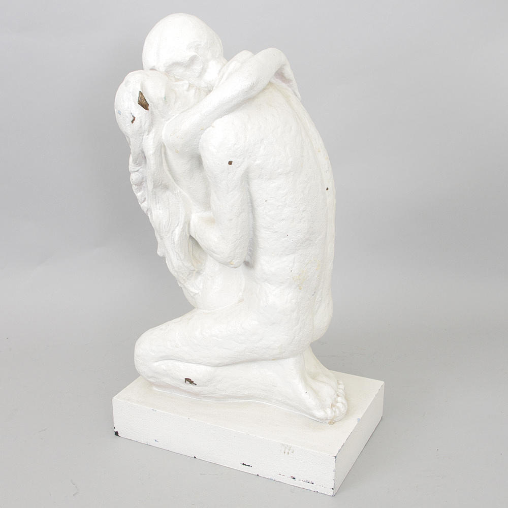 SKULPTUR, förälskat par, metall på träsockel, vitmålad.