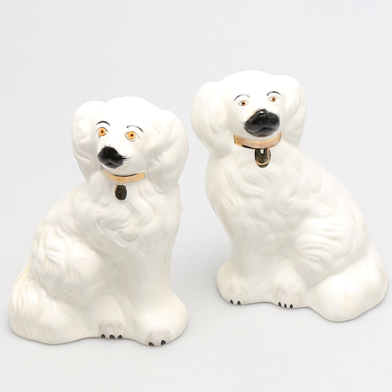 FIGURINER i porslin. 2 st. "Hemvändarhundar", Beswick, England.