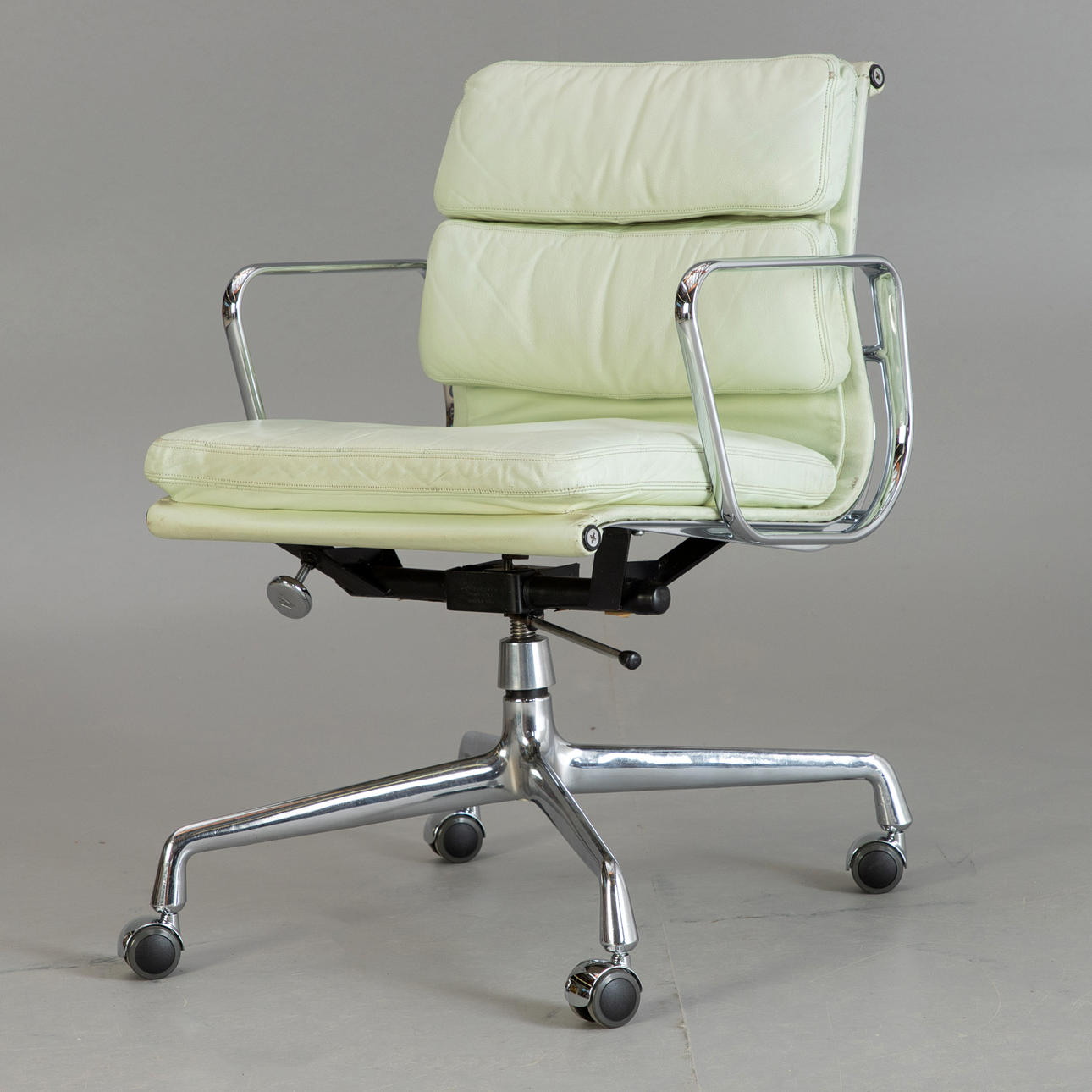 RAY & CHARLES EAMES. Työtuoli, EA 217, Softpad Mint, Herman Miller. Vitra.