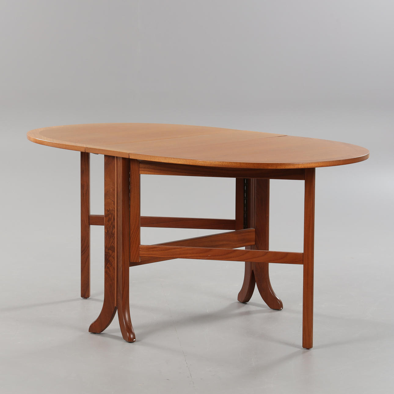 BATTLE TABLE, aus Teakholz, England.