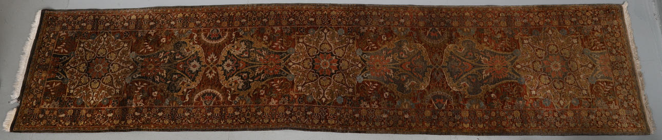 EN INDISK LÖPARE AV TURKISK DESIGN.