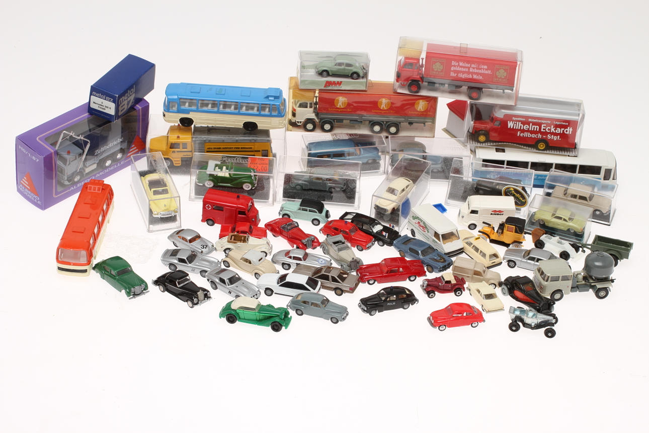 MODELLBILAR mestadels Praliné, cirka 60 delar.