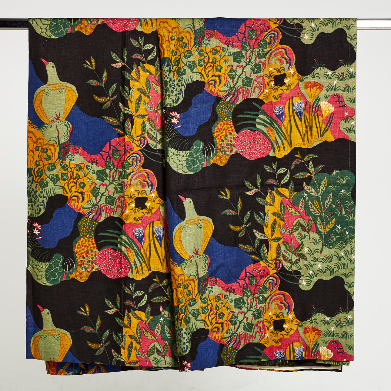 JOSEF FRANK. PAIR OF CURTAINS, in "Anakreon" pattern, for Firma Svenskt Tenn, approx. 220x116 cm.