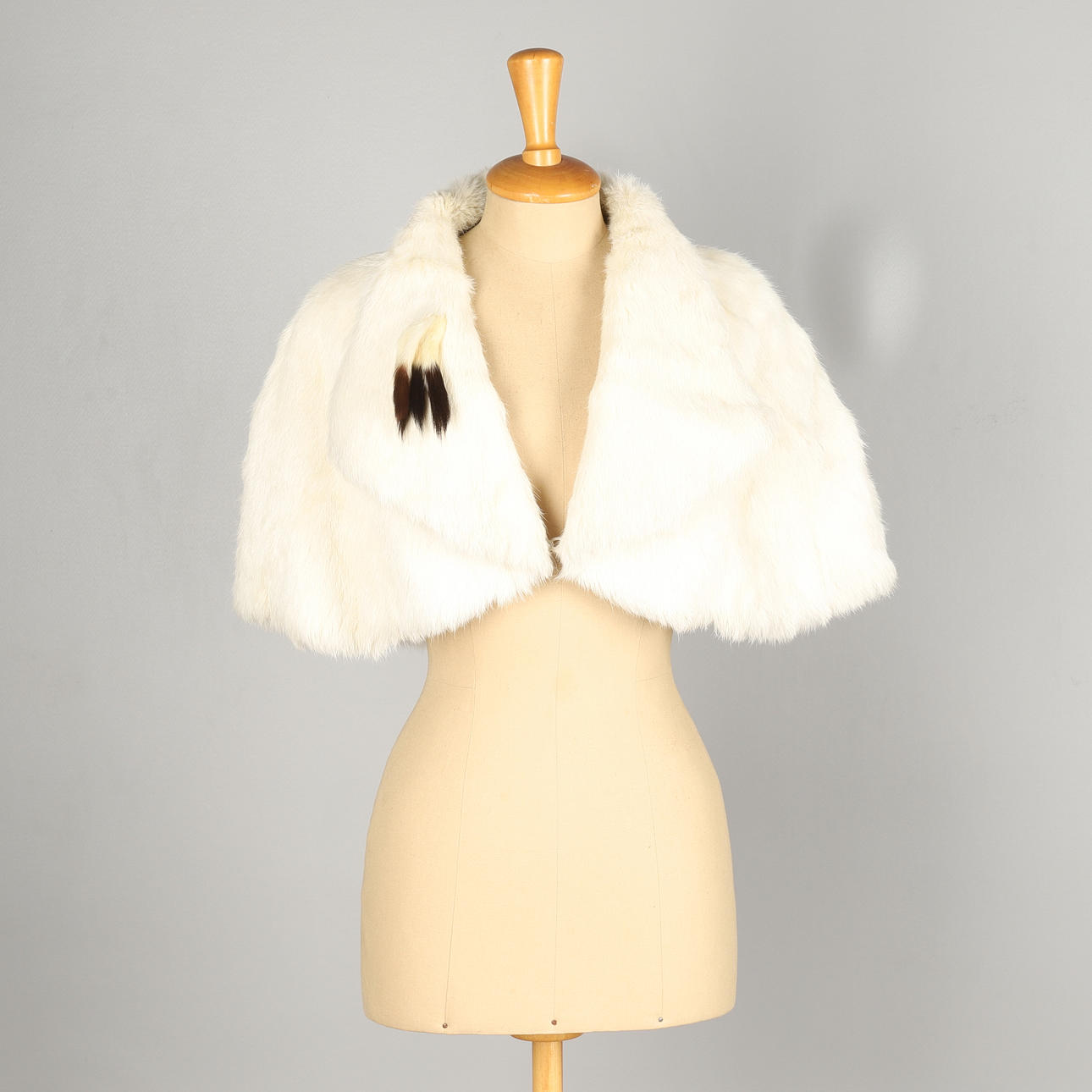 UNA ESTOLA DE ARMIÑO BLANCO DE LA DÉCADA DE 1950.