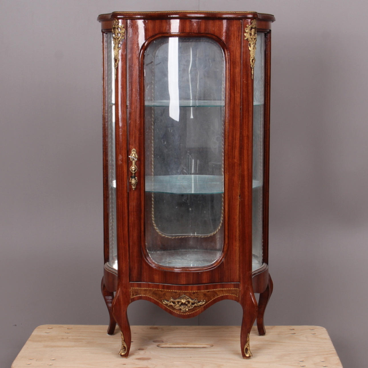 VITRINSKÅP, louis XVI-stil, omkring sekelskiftet 1900.