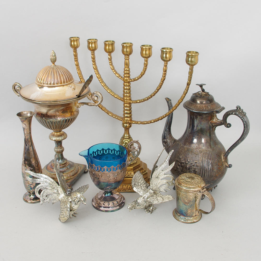 KANDELABER, SOCKERSKÅL, KANNA, VAS M.M., nysilver/mässing.