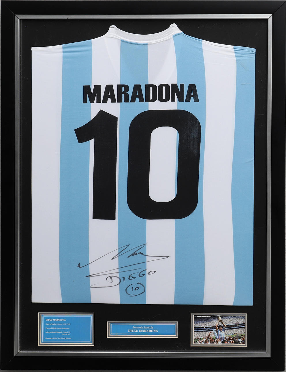 TRIKOT MIT AUTOGRAMM VON DIEGO MARADONA.