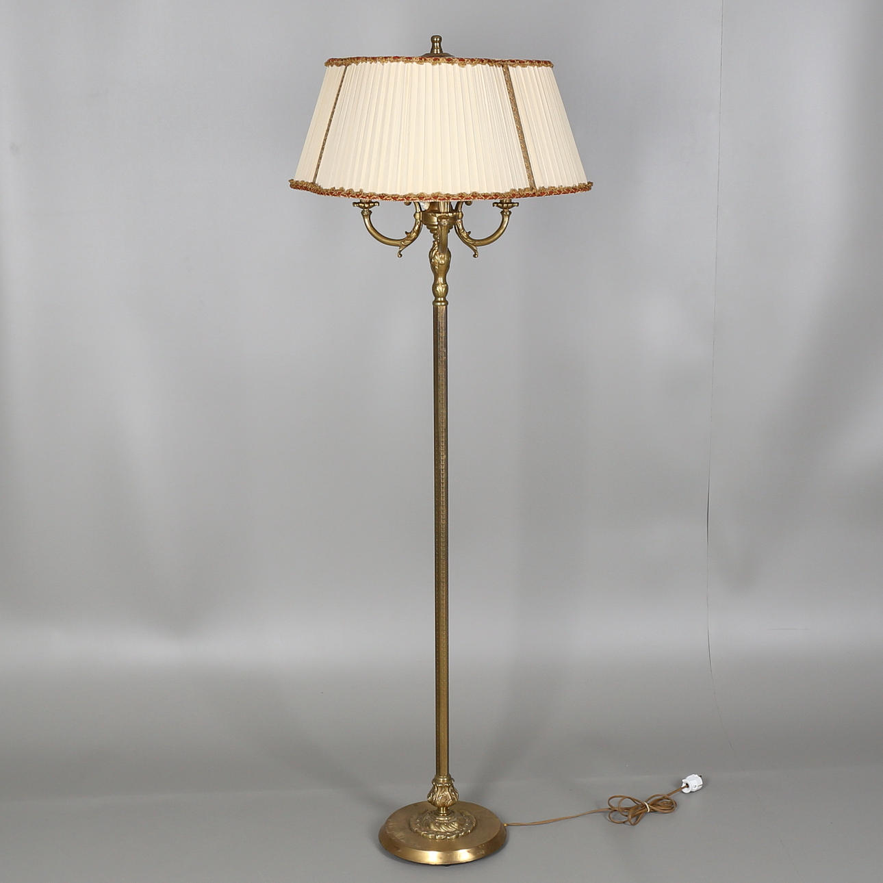 GOLVLAMPA i mässing. 1900-talets senare hälft.