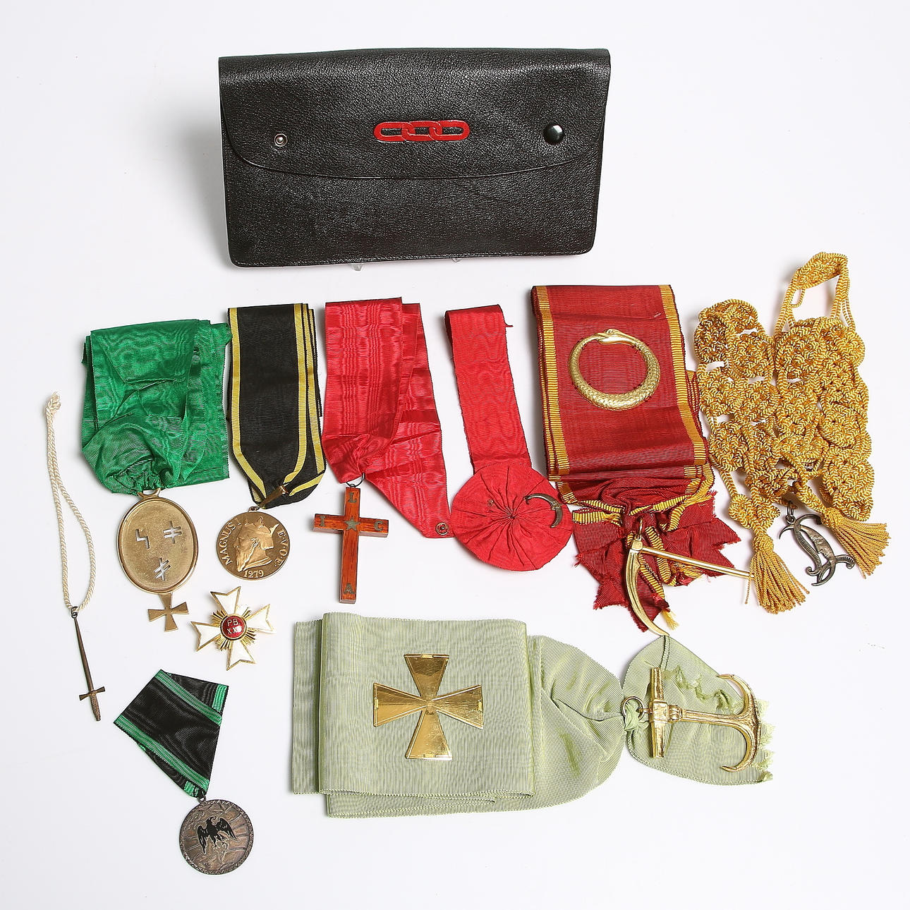 REGALIER samt REGALIEVÄSKA, 10 delar, Odd Fellow 1900-talets början.