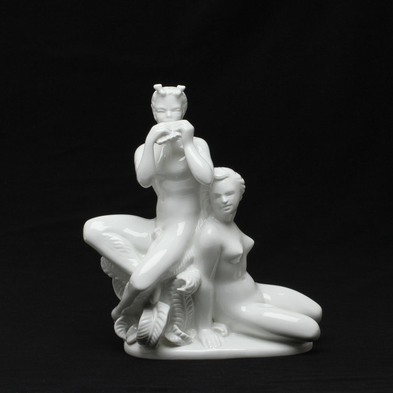 FIGURIN, porslin, Kvinna och faun, Harald Salomon, Rörstrand, 1900-talets första hälft.